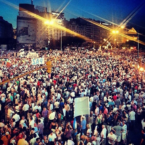Gambar Foto 300.000 Demonstran di Buenos Aires (9 November)